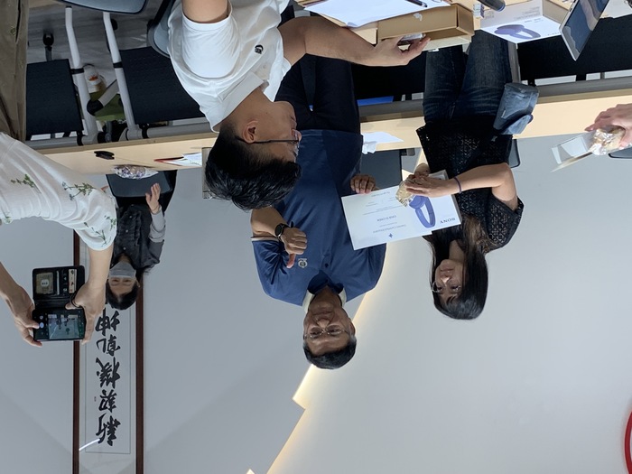 校長與陳佳宜組長合影