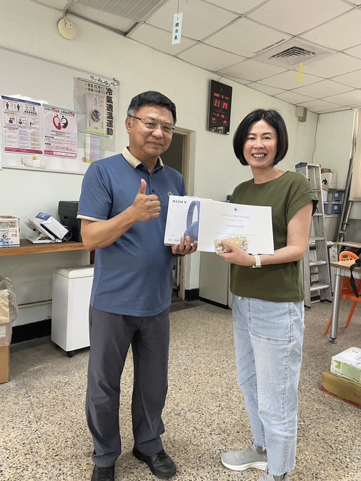 校長與劉秋月組長合影
