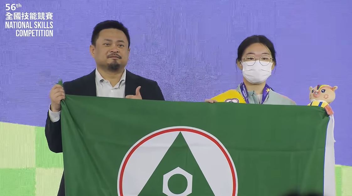 第56屆全國技能競賽青少年組J16電子金牌戚本妮